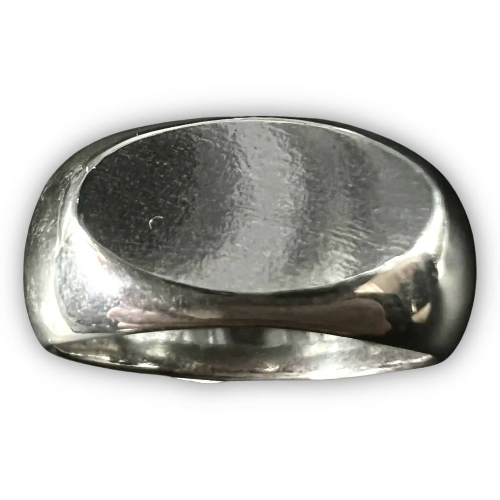 Oval signet ring