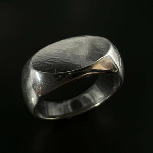 Oval signet ring