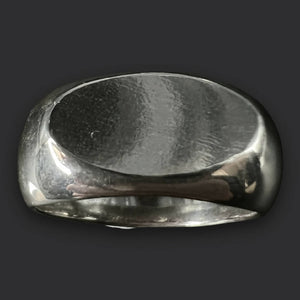 Oval signet ring