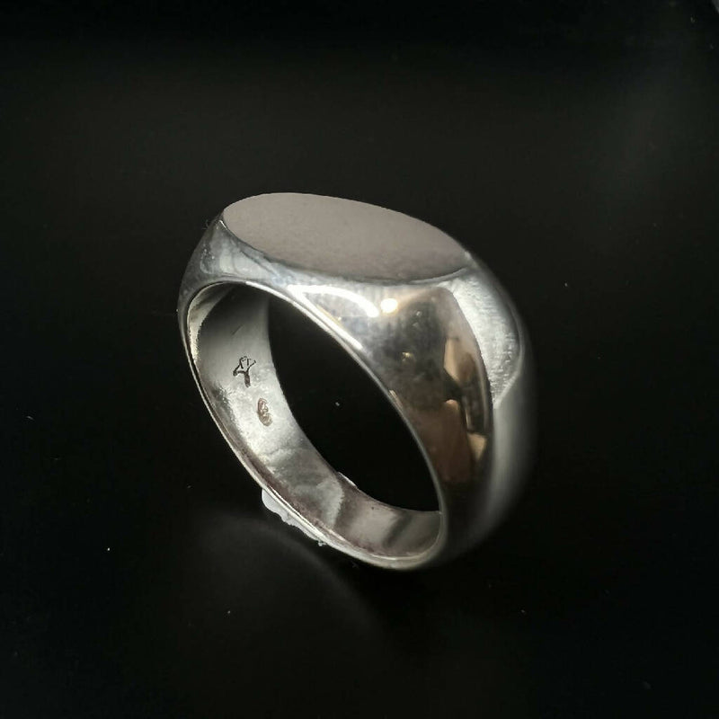 Oval signet ring