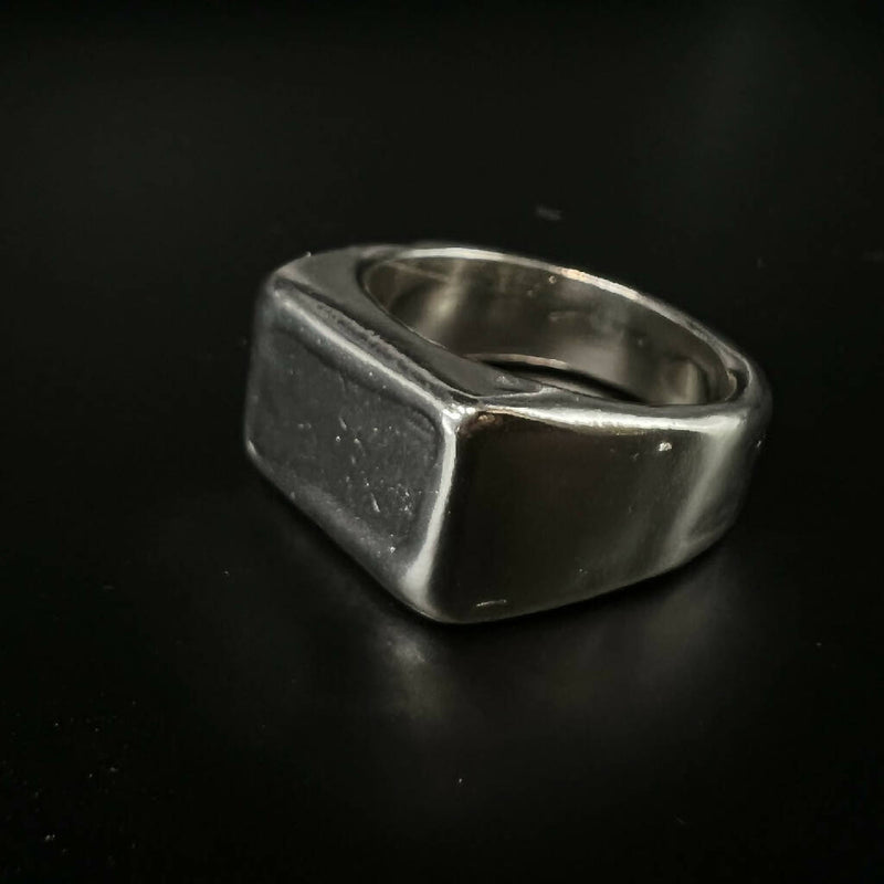 Molten signet ring