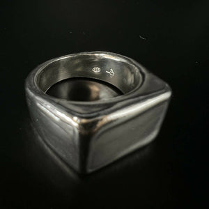 Molten signet ring